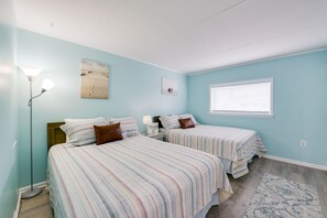 1 bedroom, iron/ironing board, Internet, bed sheets - Bright Condo Half-Block to Cape May Beach! (Cape May)