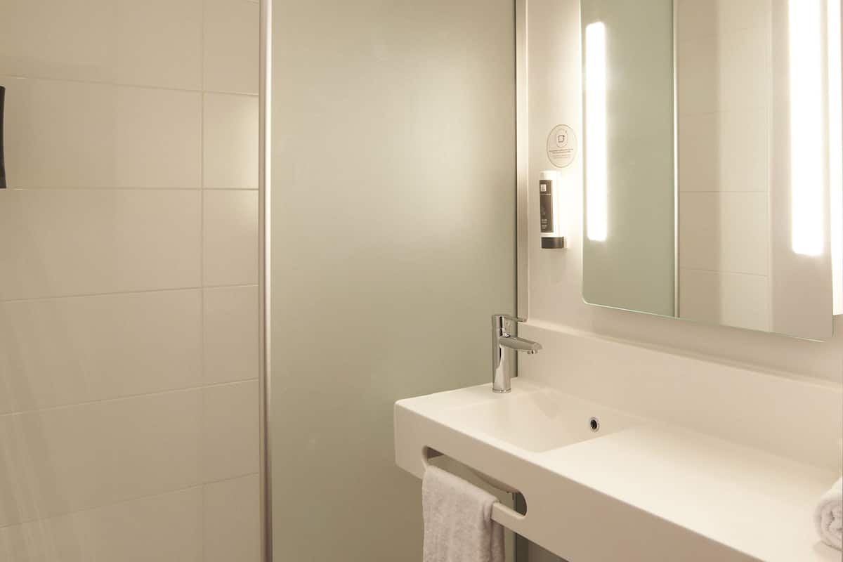 shower, towels, soap, shampoo