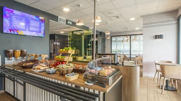 Se ofrece un desayuno bufé (15 EUR por persona)