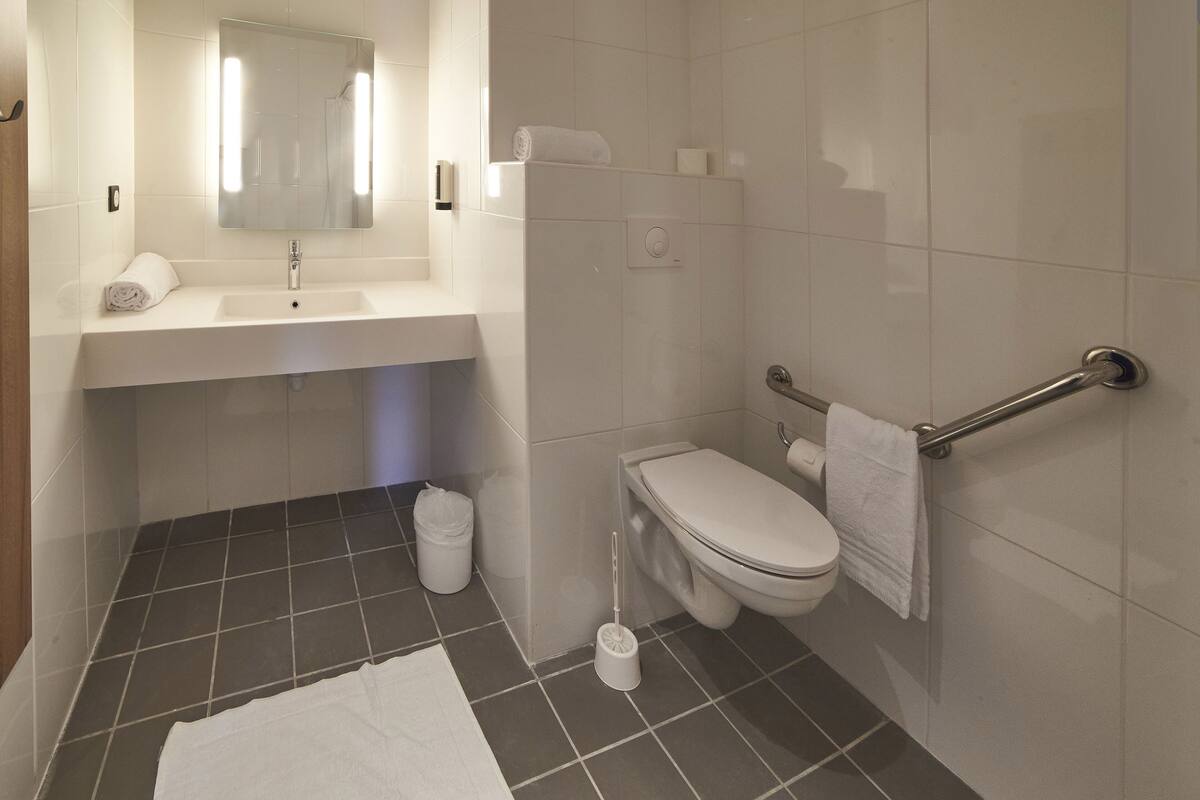 double room, non smoking | accessible bathroom