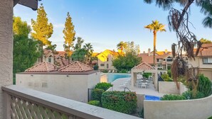 A residential area with a swimming pool, lounge chairs, and a view of neighboring houses. - Near Spring Training! Snowbird Mesa Condo w/ Pool (Mesa)