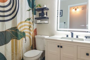 Free toiletries, hair dryer, towels - Near Spring Training! Snowbird Mesa Condo w/ Pool (Mesa)