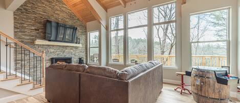 Smart-tv, een open haard, videospelletjes en een stereo