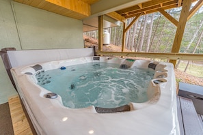 Outdoor spa tub - Bear Naked | 3 Bedroom 3 Bath Luxury Cabin | Sauna | Hot Tub | Fire Pit | Golf (Helen)