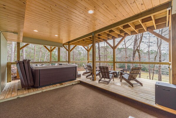 Indoor spa tub - Bear Naked | 3 Bedroom 3 Bath Luxury Cabin | Sauna | Hot Tub | Fire Pit | Golf (Helen)