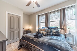 3 bedrooms, desk, iron/ironing board, free WiFi - Bear Naked | 3 Bedroom 3 Bath Luxury Cabin | Sauna | Hot Tub | Fire Pit | Golf (Helen)