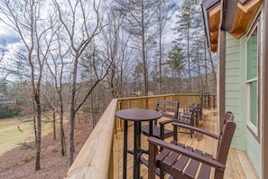 Outdoor dining - Bear Naked | 3 Bedroom 3 Bath Luxury Cabin | Sauna | Hot Tub | Fire Pit | Golf (Helen)