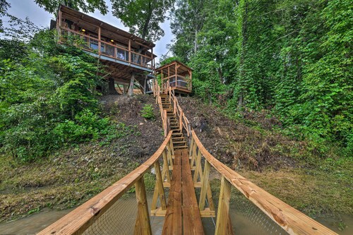 Hand-Crafted ‘Creekside Treehouse’ with Grill!