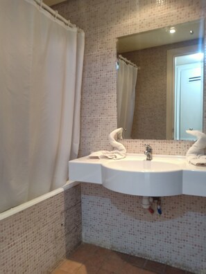 Combined shower/bathtub, hair dryer, towels