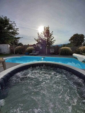 Utendørsbasseng og et oppvarmet basseng