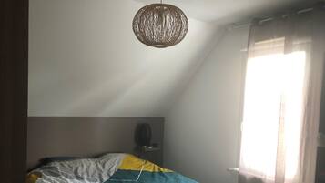 5 soverom, skrivebord, wi-fi (inkludert) og sengetøy