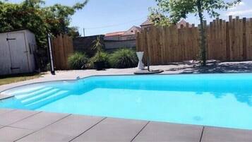 Utendørsbasseng og et oppvarmet basseng