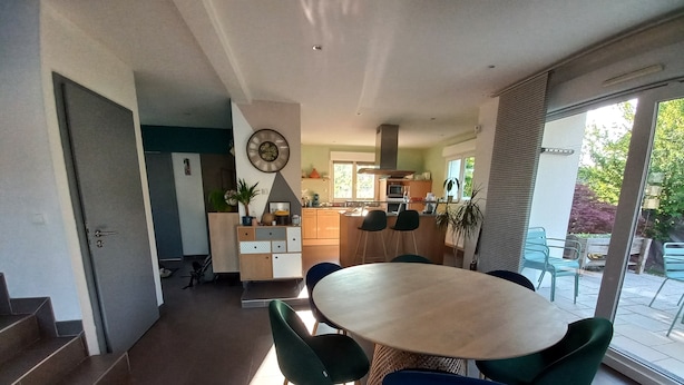 Et moderne køkken med spiseplads.
