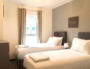 3 室のベッドルーム、アイロン / アイロン台、WiFi (無料)、ベッドシーツ