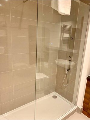 Douche, baignoire relaxante profonde, sèche-cheveux, serviettes fournies