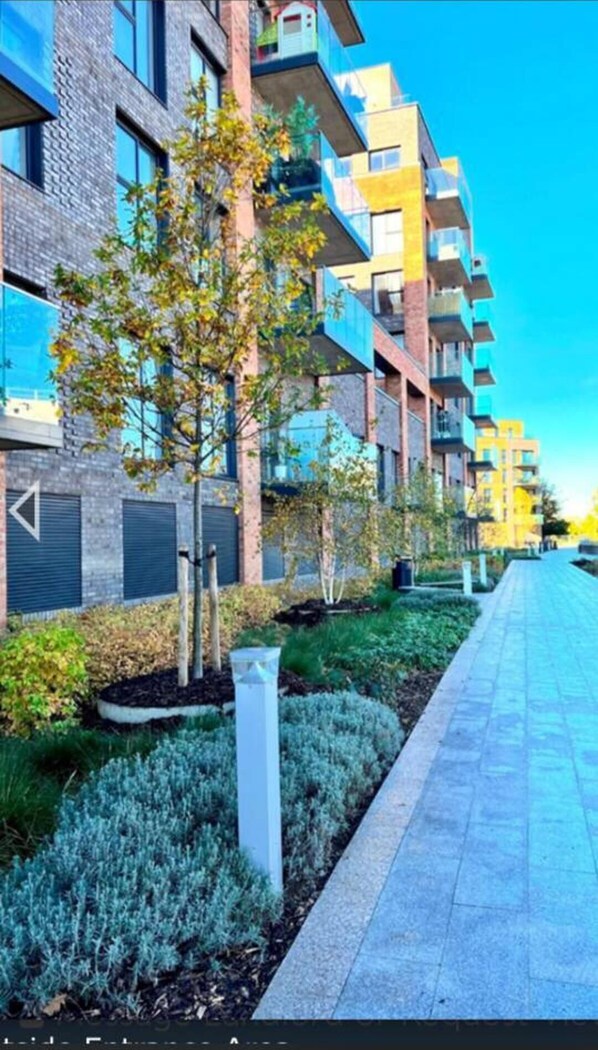 Exterior - Entire Beautiful 2-bed Apartment in Dartford Kent (Dartford)