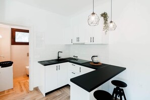 Apartemen Deluks | Dapur pribadi | Lemari es besar, kompor, mesin pembuat kopi/teh, dan ketel listrik