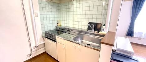 Frigorífico, microondas, placa de cocina y utensilios de cocina