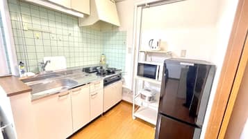 Fridge, microwave, stovetop, cookware/dishes/utensils