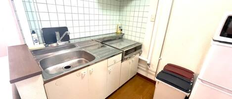 Frigorífic, microones, placa de cuina i arrossera