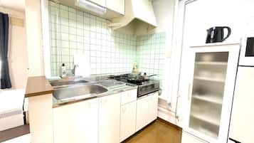 Réfrigérateur, micro-ondes, plaque de cuisson, bouilloire électrique