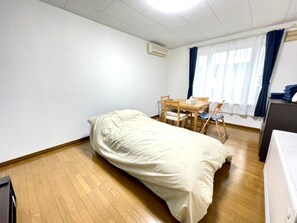 1 habitación, escritorio, wifi gratis y ropa de cama 