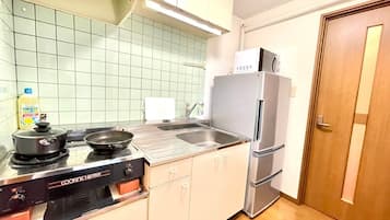 Fridge, microwave, stovetop, cookware/dishes/utensils