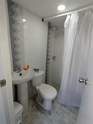 Douche, serviettes fournies, savon, papier toilette