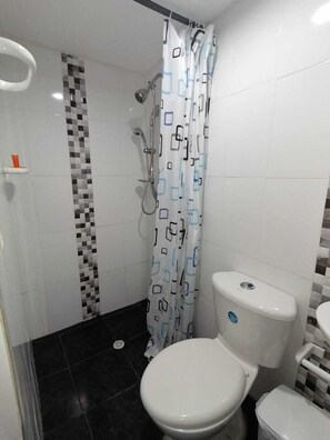 Dusche, Handtücher, Seife, Toilettenpapier