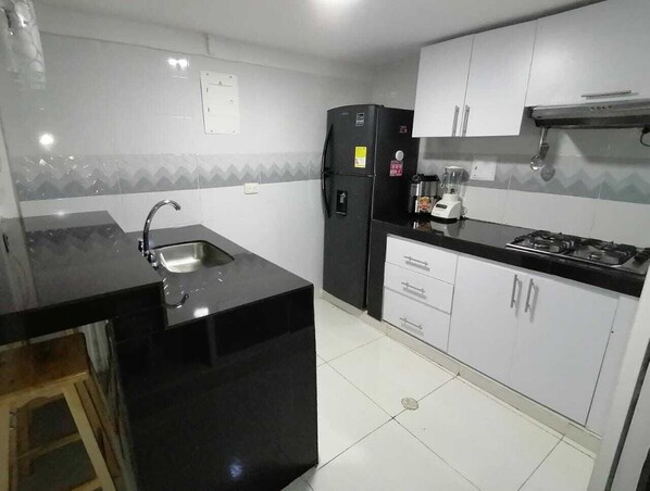 Cookware/dishes/utensils, dining tables