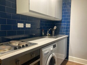 Apartment, Multiple Beds | Private kitchen | Fridge, microwave, oven, stovetop - Three Bed Two Bath Apartment in London (London)