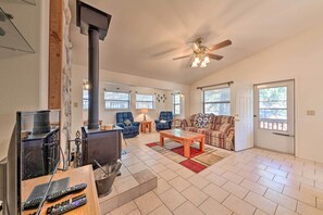 Télévision, cheminée, lecteur de DVD, espaces bureaux