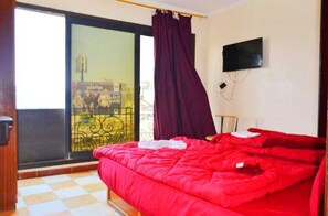 ملاءات من القطن المصري وأغطية فراش متميزة ومساحة عمل للكمبيوتر المحمول