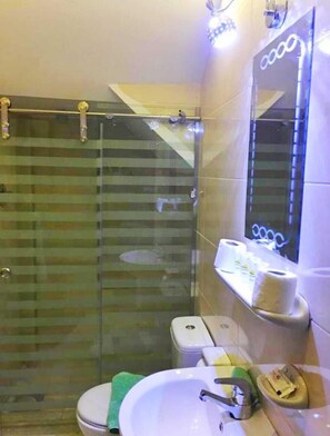 Rainfall showerhead, bidet, towels - Oasis Hostel Downtown (Cairo)