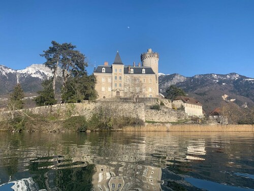 Stunning lake/mountain view duplex w private beach