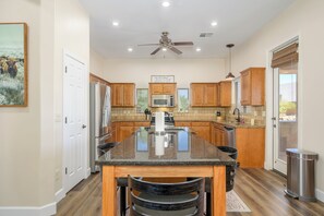 Refrigerador, microondas, horno, placa de cocina