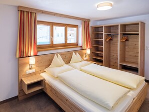 Comfort Apartment, Non Smoking, Mountain View | 2 bedrooms, in-room safe, free WiFi, bed sheets