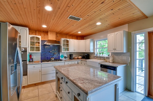 Sunny Lakefront Family Paradise w/ Deck & 2 Kayaks