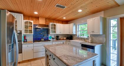 Sunny Lakefront Family Paradise w/ Deck & 2 Kayaks