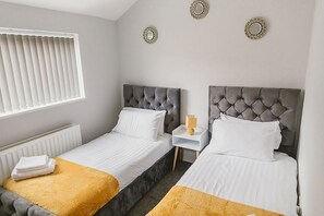 2 habitaciones, tabla de planchar con plancha, wifi y ropa de cama