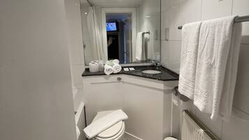 Standard Twin Room | Bathroom | Free toiletries, hair dryer, towels, soap