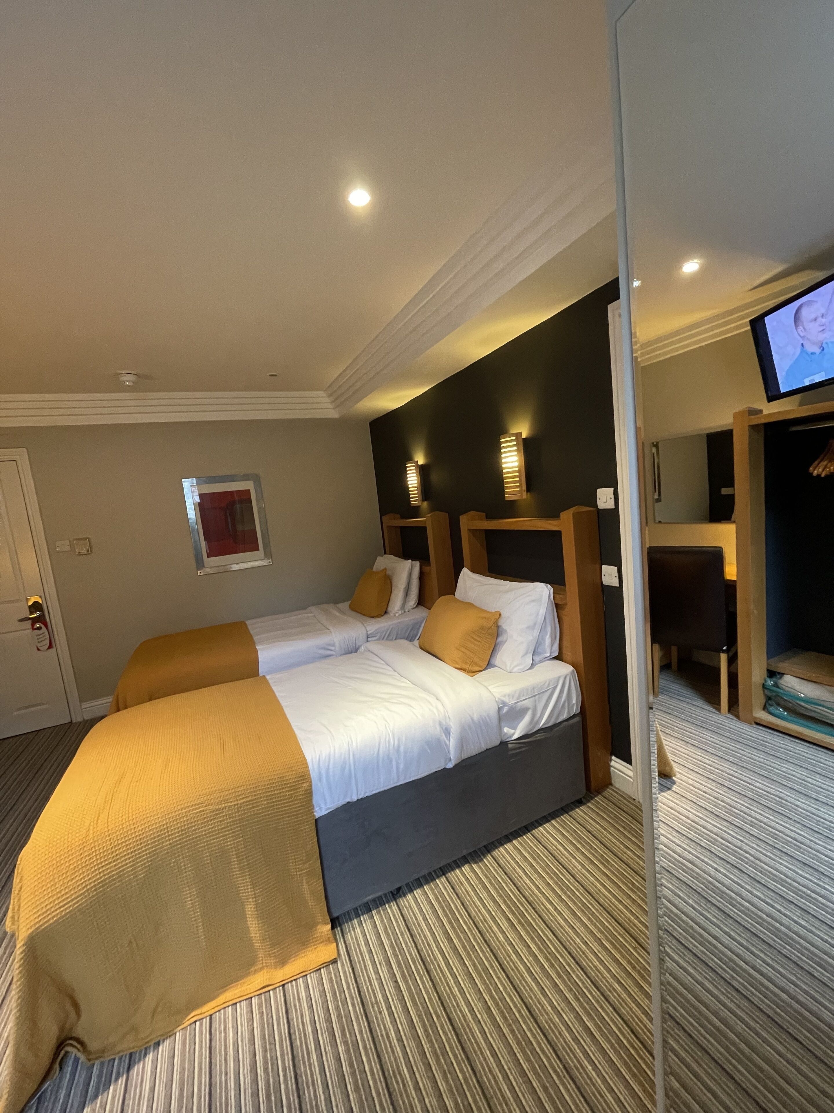 Escritorio, tabla de planchar con plancha, wifi gratis y ropa de cama 