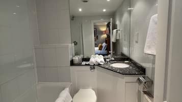 Habitación triple estándar | Baño | Artículos de higiene personal gratuitos, secador de pelo y toallas