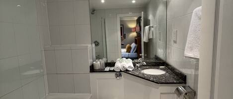 Standard Triple Room | Bathroom