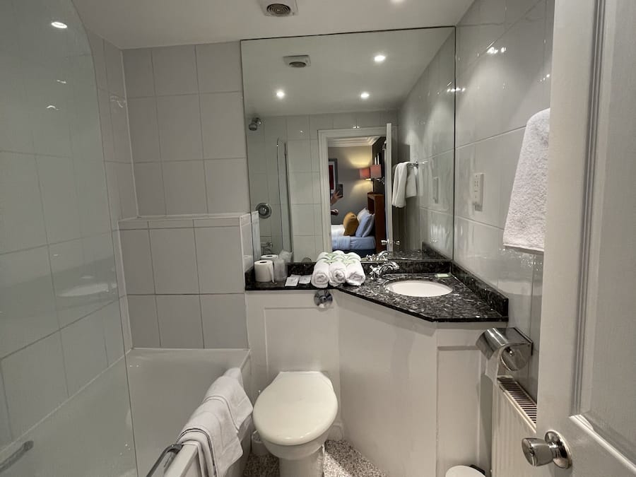 Quarto triplo standard | Banheiro | Produtos de toalete grátis, secador de cabelo (mediante solicitação)