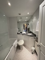 Artículos de tocador gratuitos, secador de pelo, toallas, jabón