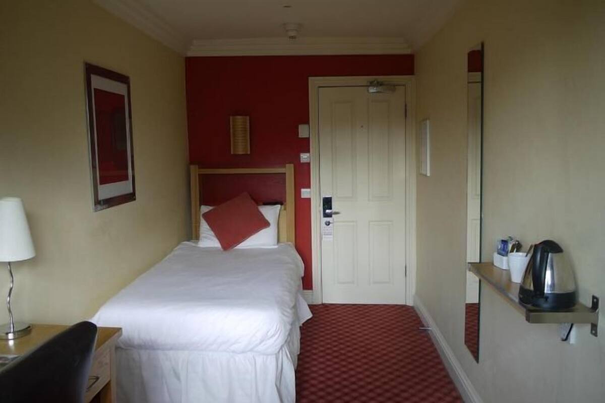 Desk, iron/ironing board, free WiFi, bed sheets