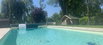 Le Coulimachon: 2 houses on wooded land, swimming pool & water court