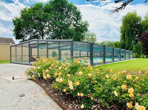 Le Coulimachon: 2 houses on wooded land, swimming pool & water court