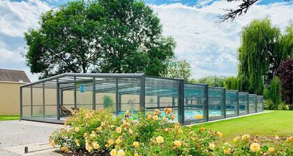 Le Coulimachon: 2 houses on wooded land, swimming pool & water court